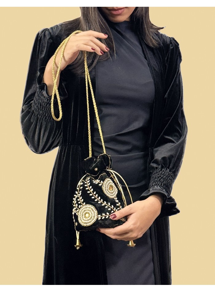 Small velvet bonbonniere with tasseled flowers