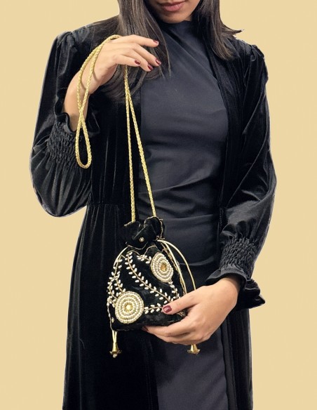 Bombonera de terciopelo pequeña con flores boradas