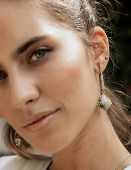 Earrings with elongated design with zirconia and green stone