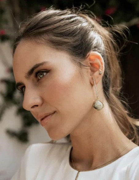 Pendientes con diseño alargado con circonitas y piedra verde