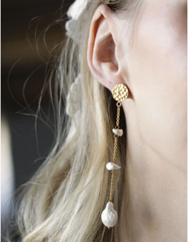 Pendientes largos con cadena fina y perlas 2