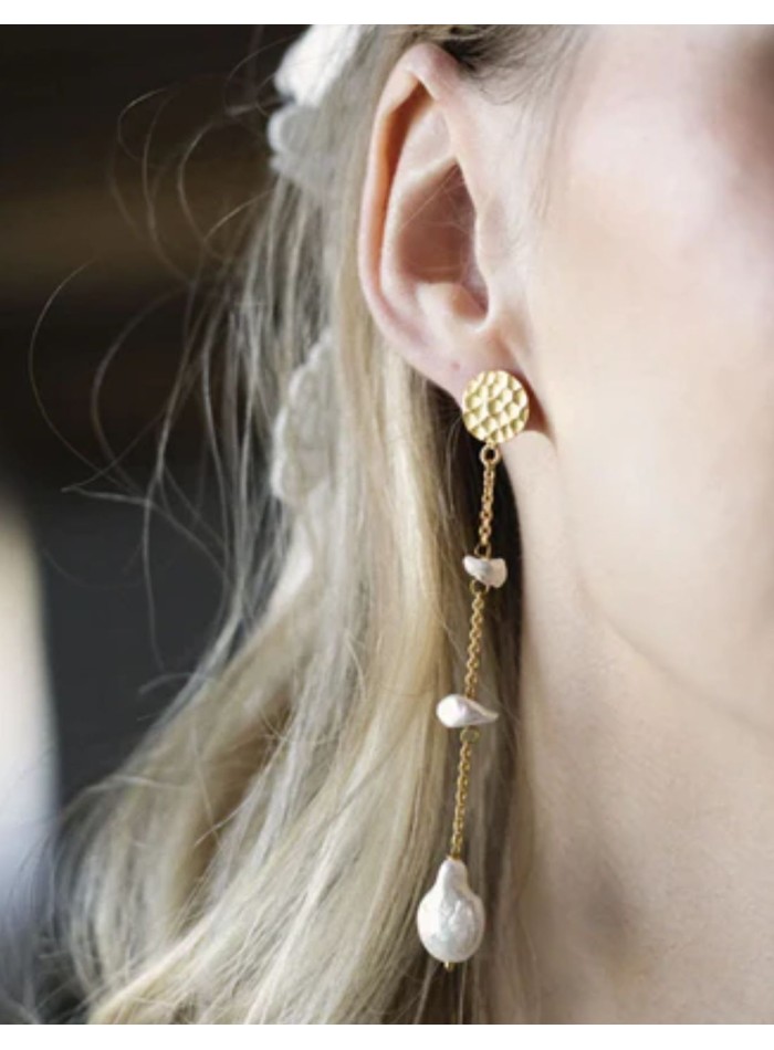 Pendientes largos con cadena fina y perlas