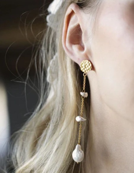 Longues boucles d'oreilles avec chaîne fine et perles