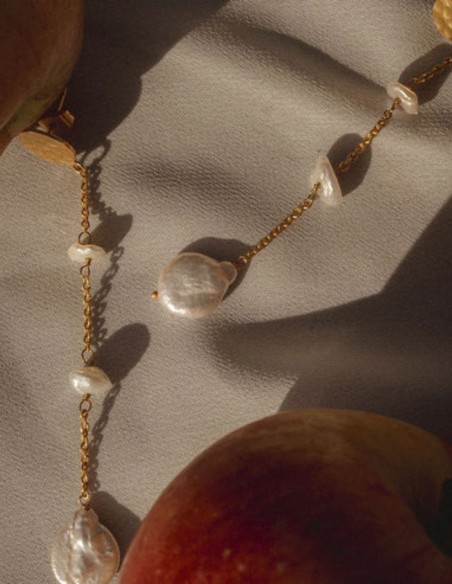 Longues boucles d'oreilles avec chaîne fine et perles