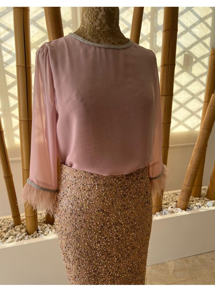 Top élégant avec encolure fermée et détails de...