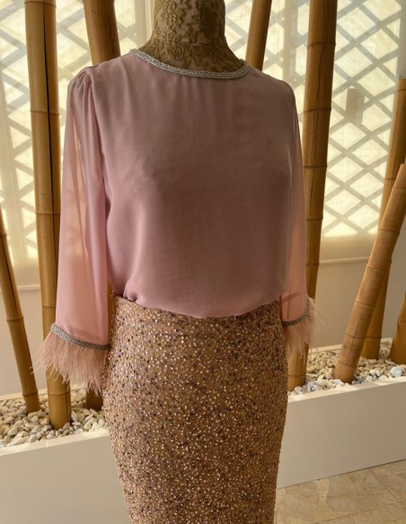 Elegant top with closed neckline and feather details