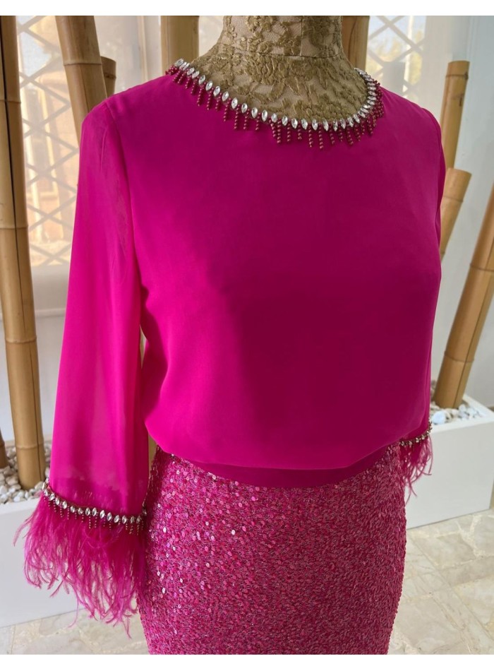 Top elegante con cuello cerrado y detalle de plumas para bodas