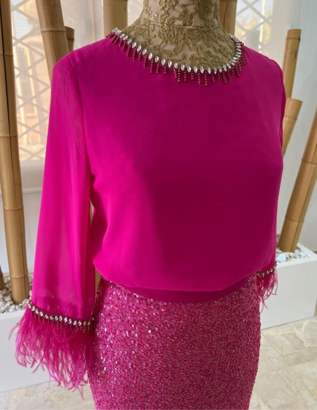 Top elegante con cuello cerrado y detalle de plumas para bodas
