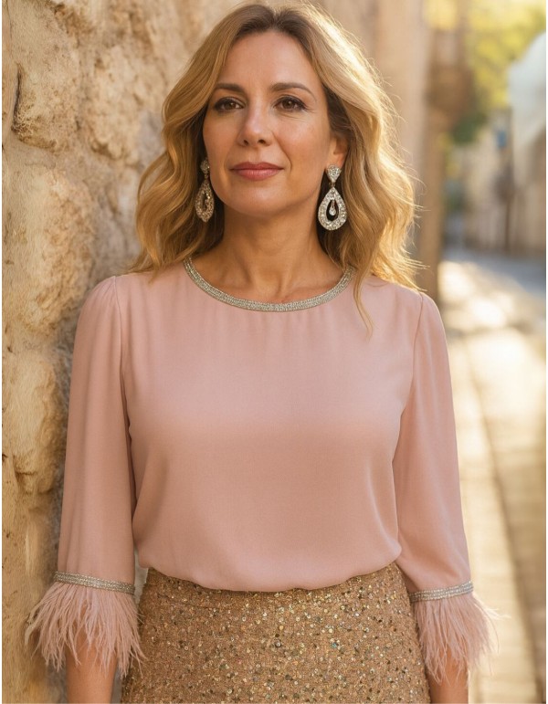 Top élégant avec encolure fermée et détails de plumes