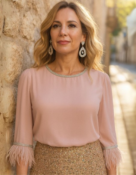 Elegant top with closed neckline and feather details