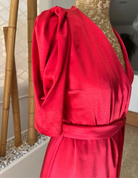 Robe d'invité longue avec décolleté en V et manches bouffantes