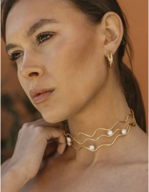 Choker ajustable con diseño ondulado y perlas 2