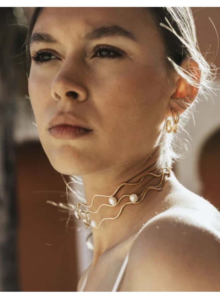 Choker ajustable con diseño ondulado y perlas