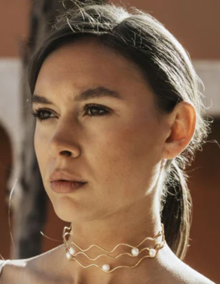 Choker ajustable con diseño ondulado y perlas