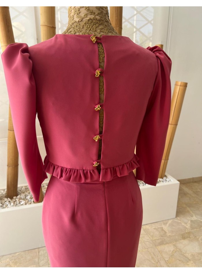 Conjunto de top y falda recta con botones dorados y volante fucsia