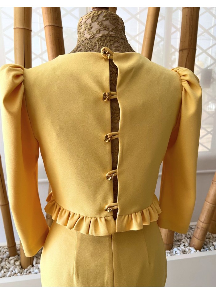 Conjunto de top y falda recta con botones dorados y volante mostaza