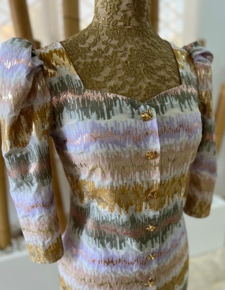 Robe de cocktail droite en jacquard avec boutons et ceinture dorés