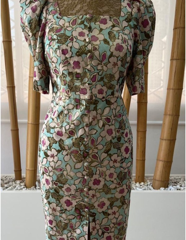 Robe de cocktail boutonnée, coupe droite, manches lanternes 2