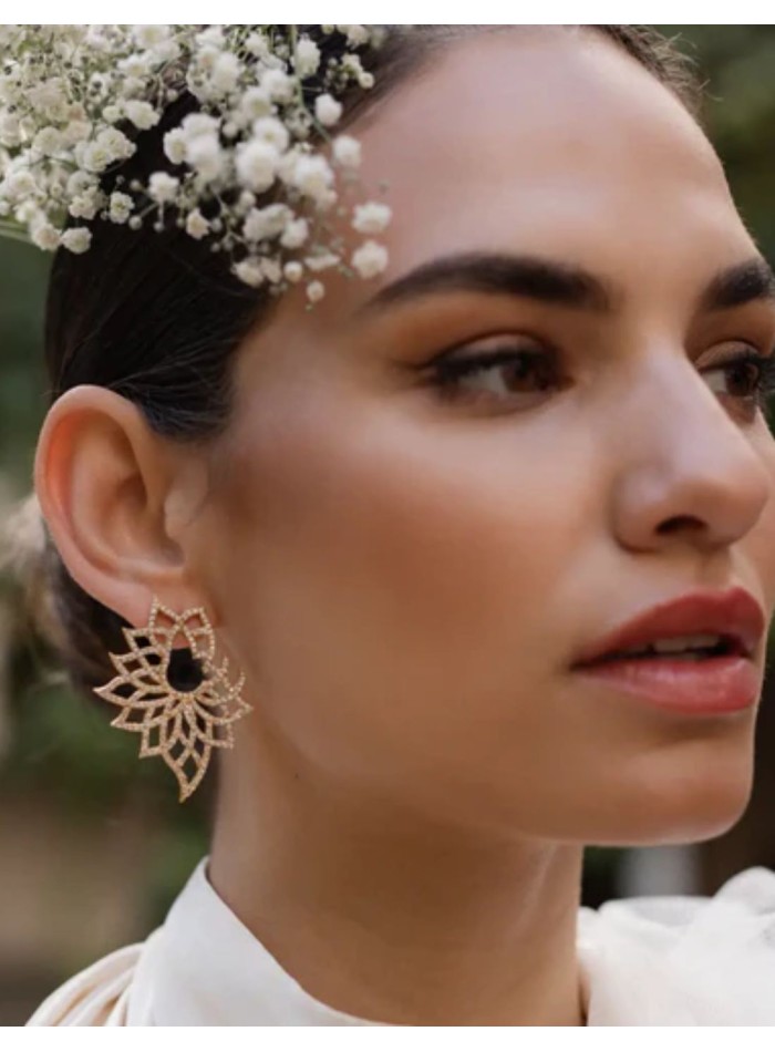 Earrings with flower design with zirconia setting