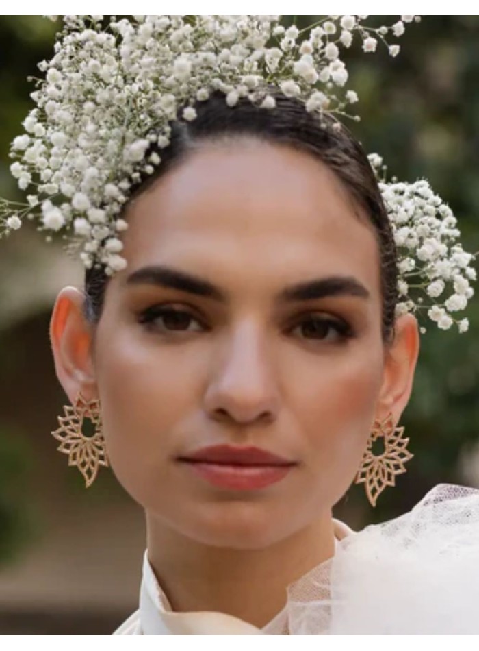 Pendientes con diseño de flor con circonitas engastadas