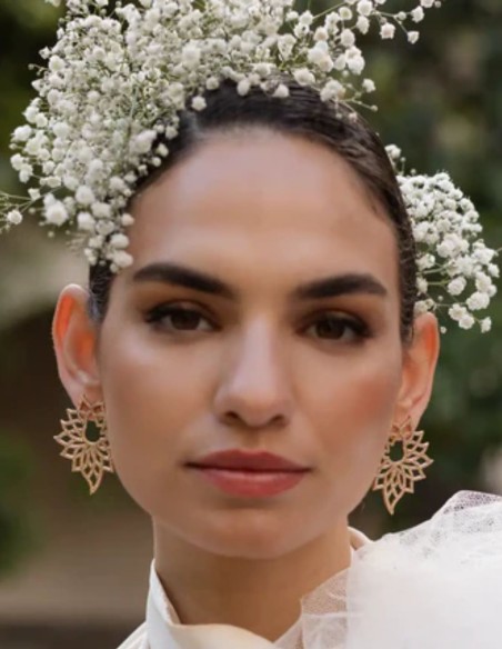 Pendientes con diseño de flor con circonitas engastadas