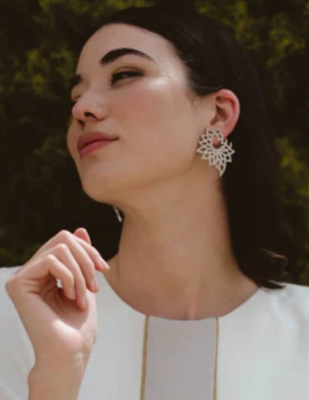 Pendientes en plata con diseño de flor con circonitas engastadas