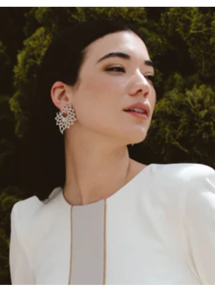 Pendientes en plata con diseño de flor con circonitas engastadas