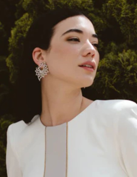 Pendientes en plata con diseño de flor con circonitas engastadas