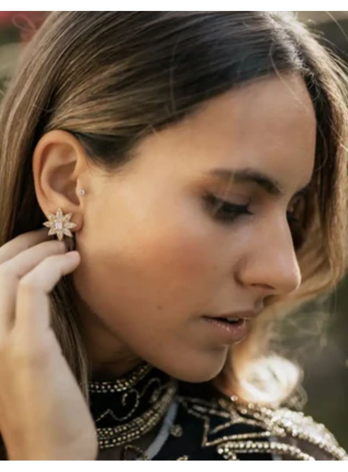 Medium flower-shaped earrings with zirconias