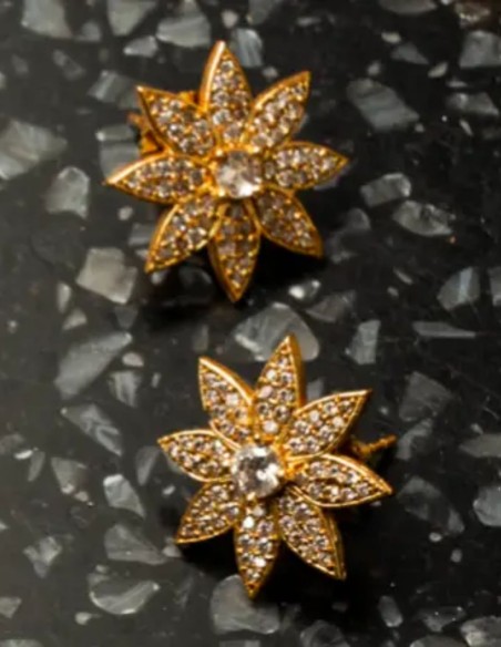 Boucles d'oreilles moyennes en forme de fleur avec zirconias