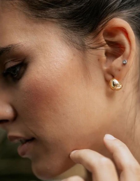 Petites boucles d'oreilles avec détails en zircone alternée