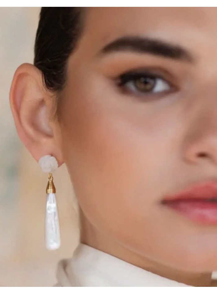 Pendientes de nácar con flor y lágrima