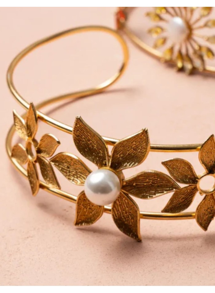 Choker rígido con diseño de flores y perla