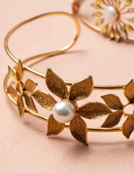 Choker rígido con diseño de flores y perla