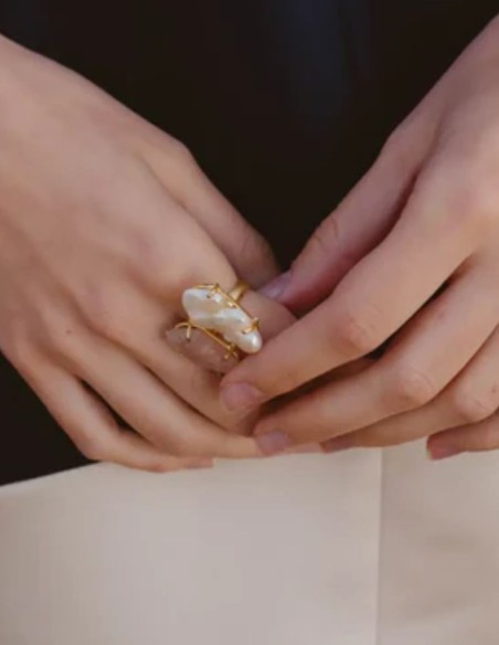 Adjustable ring with pink stone and baroque pearl