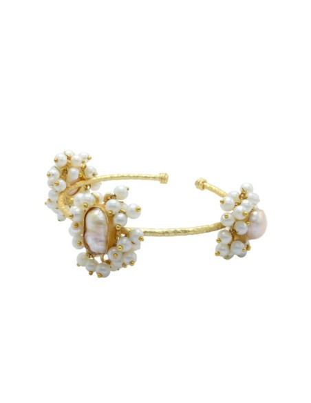 Adjustable bracelet with pearl flower design