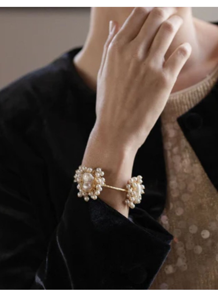 Brazalete ajustable con diseño de flores con perlas