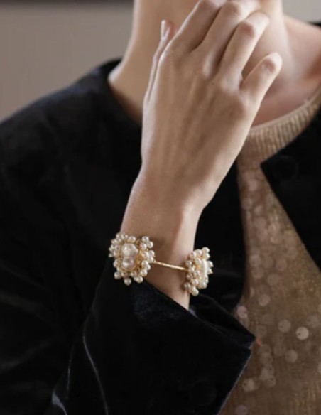 Adjustable bracelet with pearl flower design