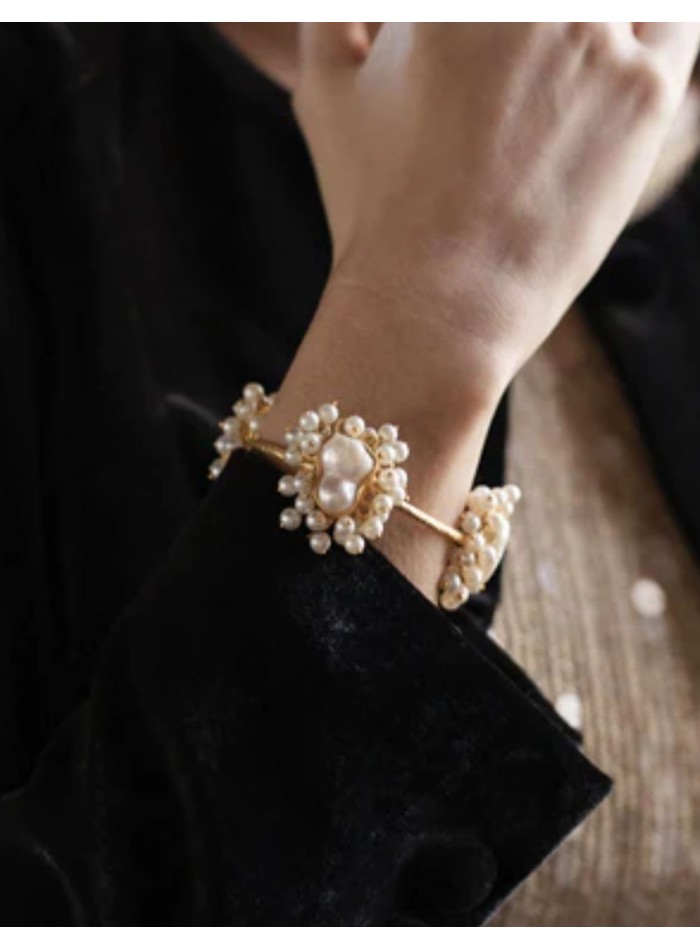 Brazalete ajustable con diseño de flores con perlas