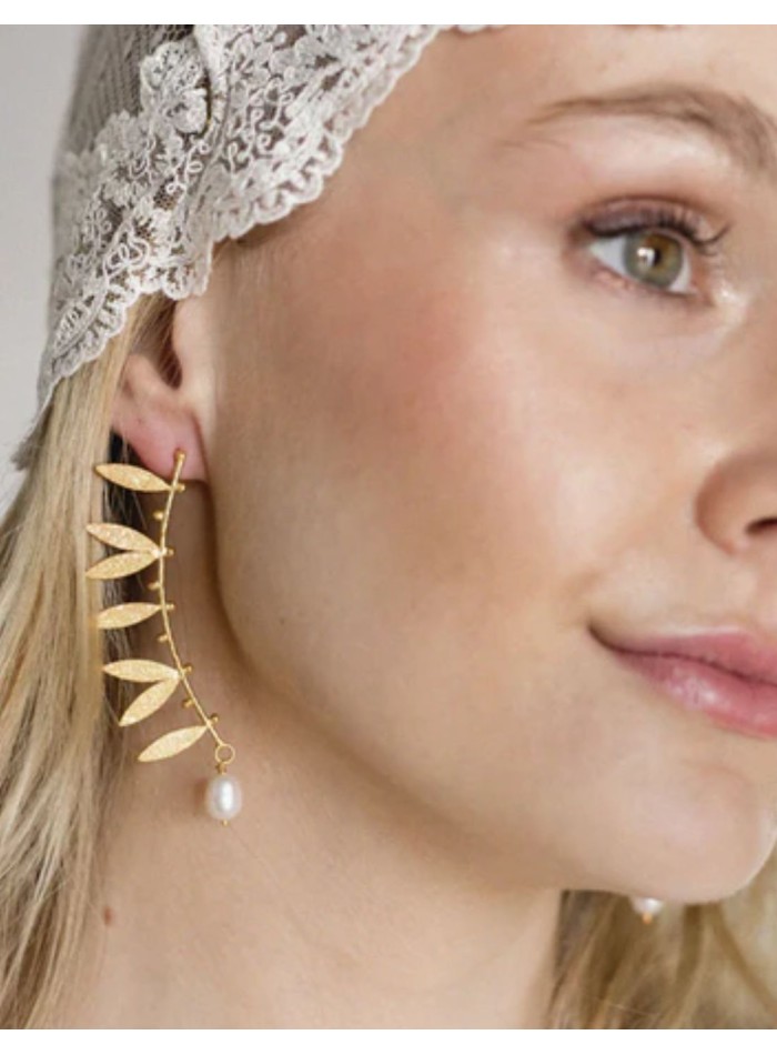 Earrings with leaf design with pearl