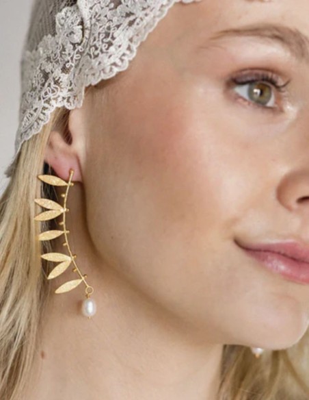 Earrings with leaf design with pearl