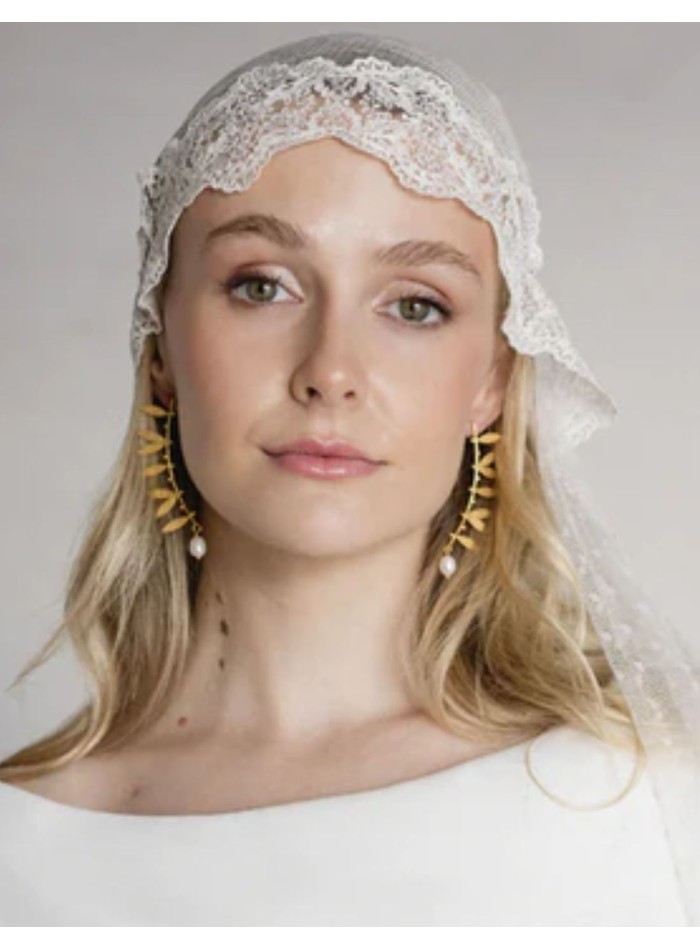 Earrings with leaf design with pearl