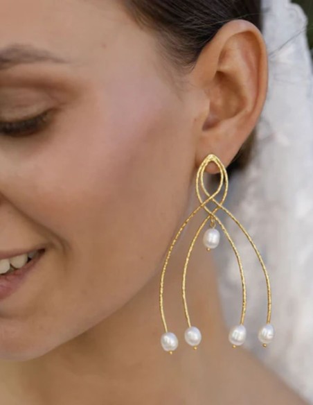 Earrings with geometrical design and pearls