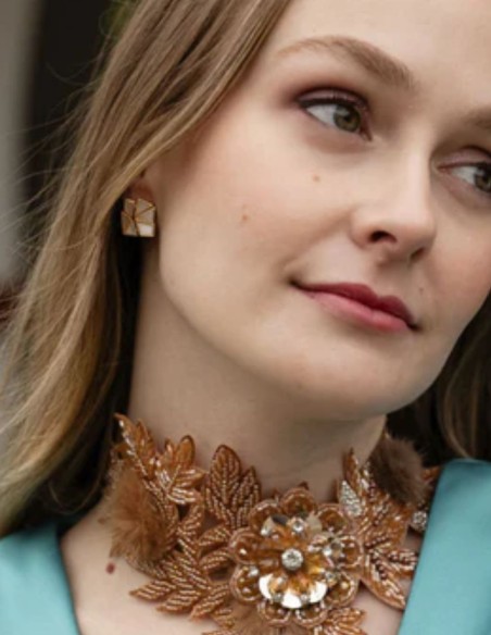 Boucles d'oreilles avec motifs géométriques et pierres