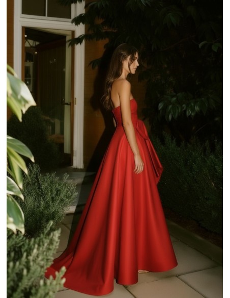 Vestido de largo de invitada con escote palabra de honor y maxilazo