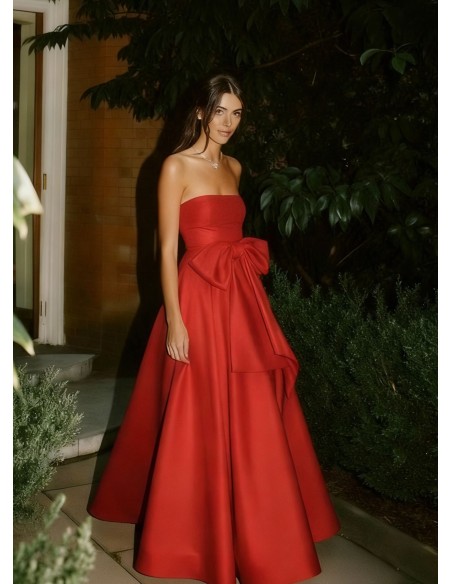 Vestido de largo de invitada con escote palabra de honor y maxilazo