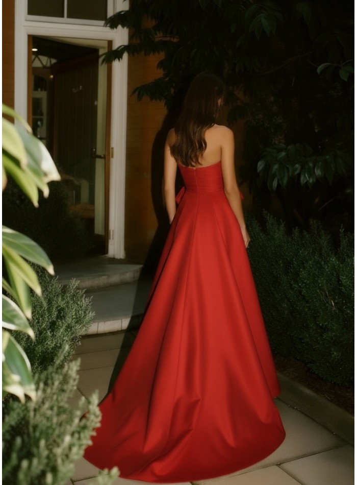 Vestido de largo de invitada con escote palabra...