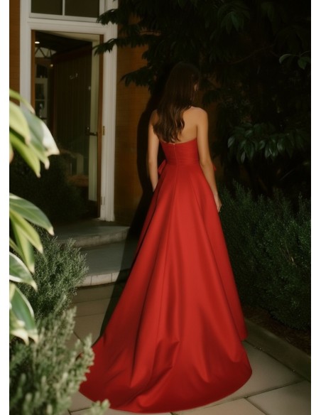 Robe à encolure sans bretelles et à longueur maxi avec encolure maxillaire pour une invitée