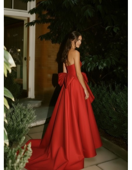 Robe à encolure sans bretelles et à longueur maxi avec encolure maxillaire pour une invitée