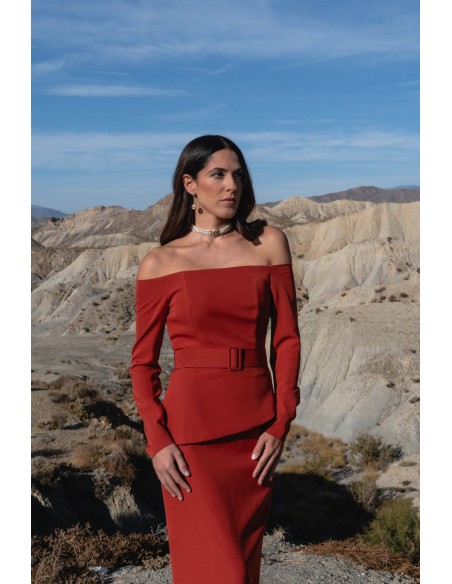 Ensemble deux pièces avec haut asymétrique et jupe droite